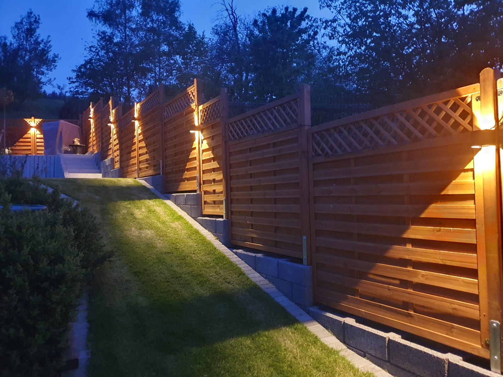 Zaunbau mit Beleuchtung